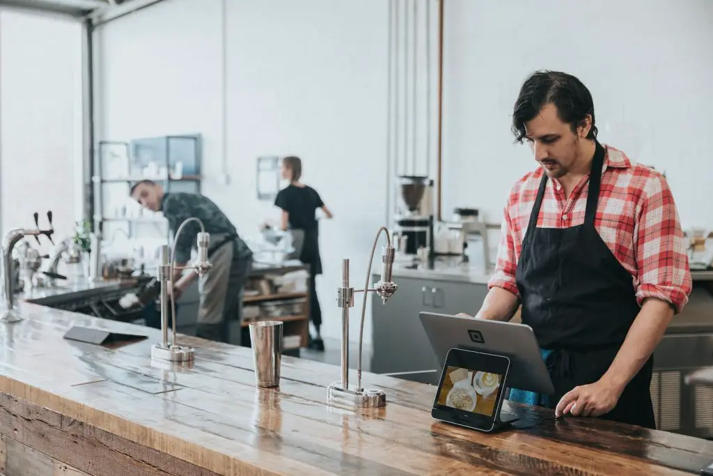 people in kitchen-Cashier