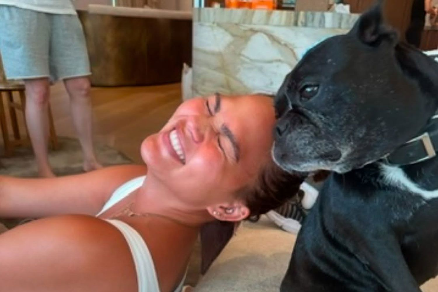 Chrissy Teigen 012525 tout 3c8ea8e0d9cb41849465fce8a87ddcb9