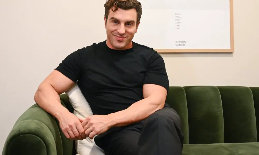 1747253544 Brian Chesky 2214370694
