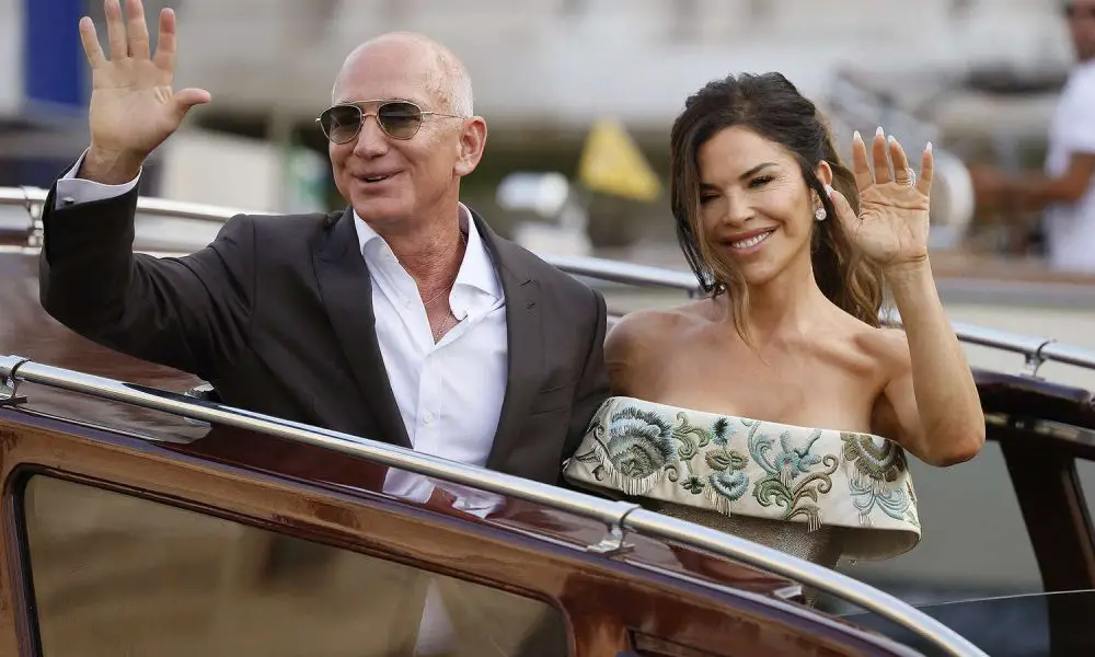 Jeff Bezos Lauren Sanchez 62825 f80f90a2a2c146518b5406485cb1ac4d