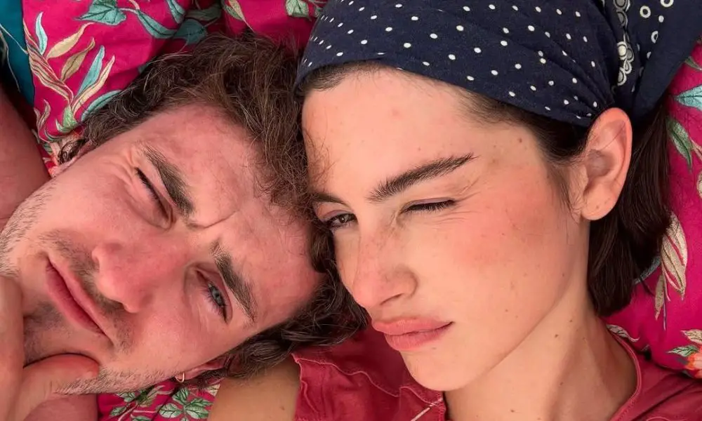 gracie abrams paul mescal glastonbury 070225 1 122a4f6849464196a9dcfef74ac86676