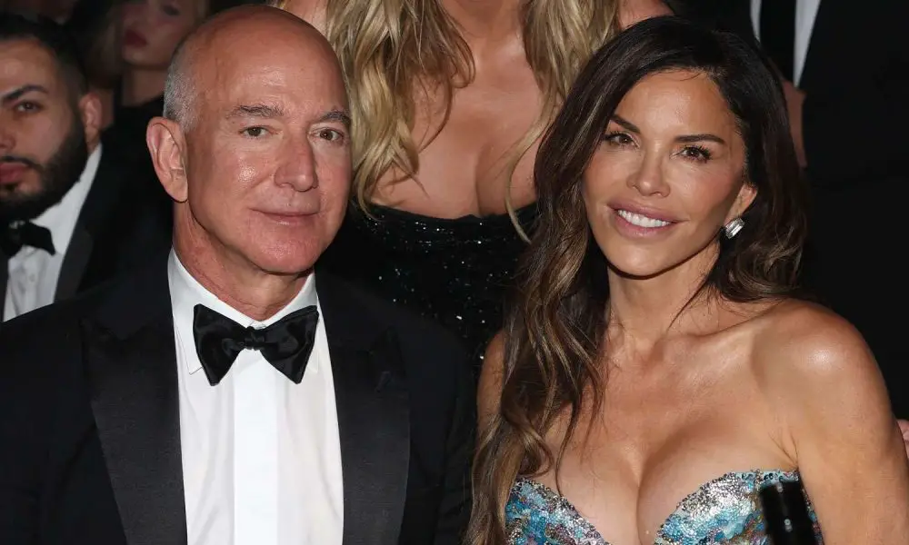 Jeff Bezos Lauren Sanchez Bezos 080625 e1f3a31a5ead4297b4ab73a1801968fe