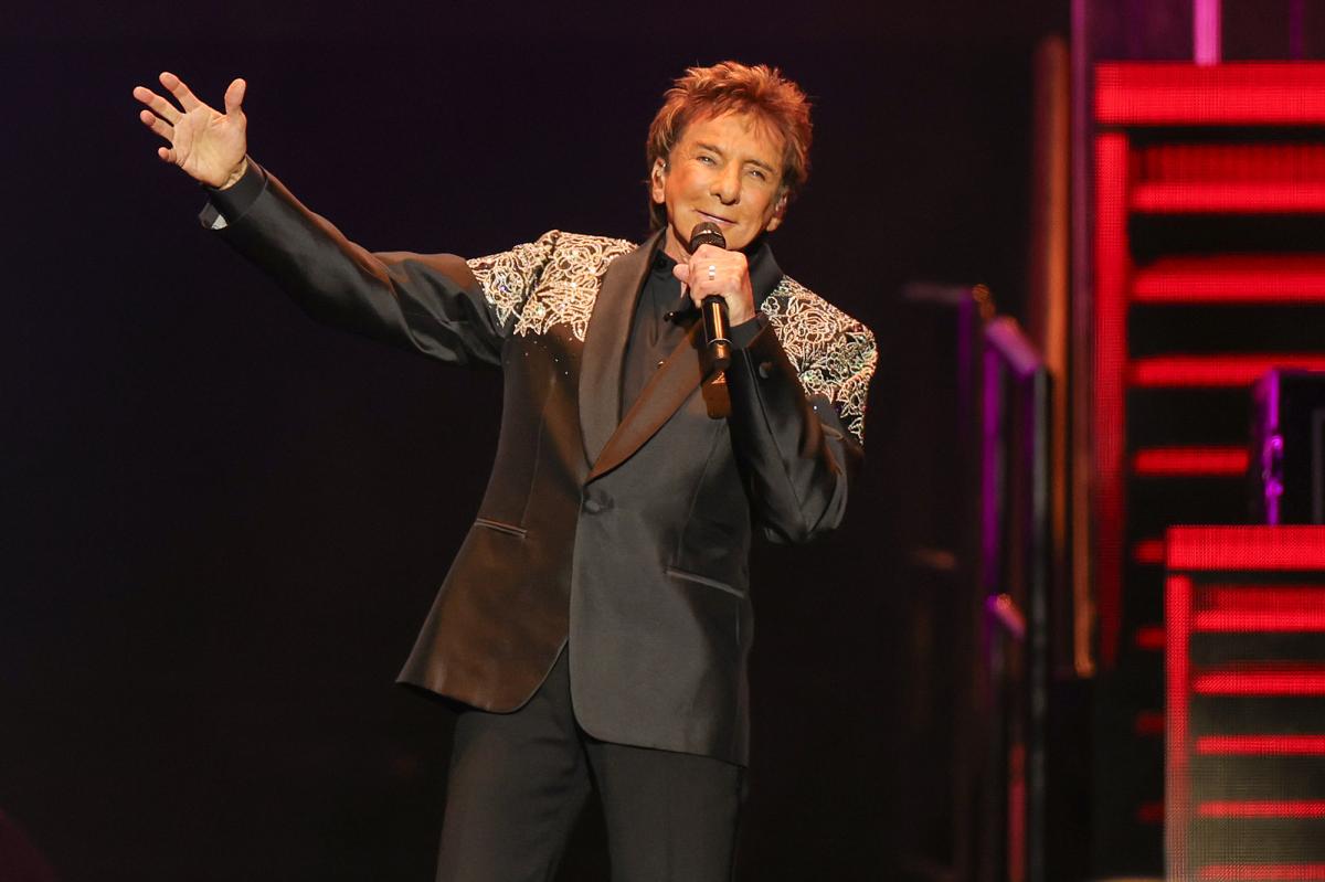 singer barry manilow performs onstage 138181922